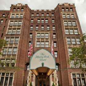 Primary image1亨利公園飯店,Tenleytown–AU飯店