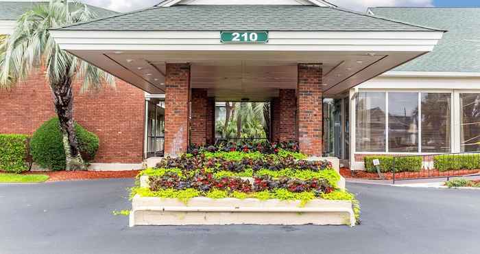 Khác Quality Inn & Suites