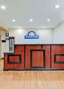 Lobi Days Inn by Wyndham Fairmont