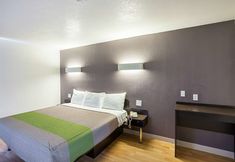 기타 4 Studio 6 Fort Worth, TX - Meacham