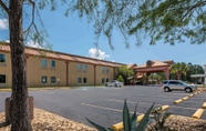 Others 3 Econo Lodge Inn & Suites