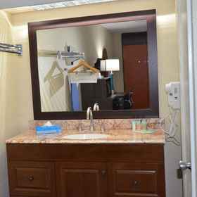 Bathroom 7 Days Inn & Suites by Wyndham Orlando Airport, Hotel Orange County
