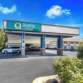 Primary image1梅德福機場凱藝套房飯店,Blackbird Statue飯店