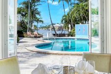 อื่นๆ The Pillars Hotel & Club