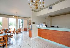 อื่นๆ 2 Econo Lodge Inn & Suites