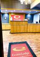 Lobi Econo Lodge Inn & Suites