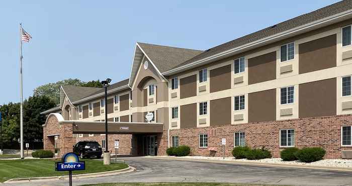 Others Days Inn & Suites by Wyndham Green Bay WI.