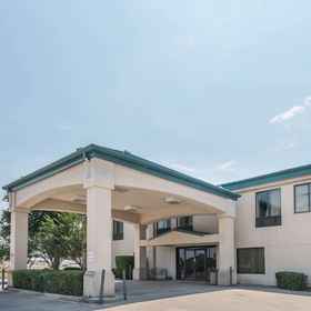 Primary image1南沃斯堡市中心溫德姆速 8 飯店,Texas Wesleyan University baseball field飯店