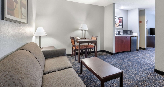 Khác Quality Inn & Suites