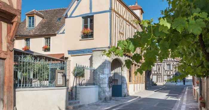 อื่นๆ Hôtel Aux Vieux Remparts, The Originals Relais (Relais du Silence)