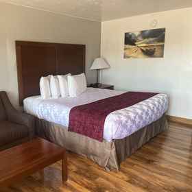 Primary image1梅德福紅毯飯店,Blackbird Statue飯店