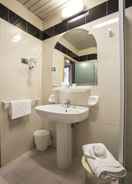 Bathroom sink Hotel Due Mari