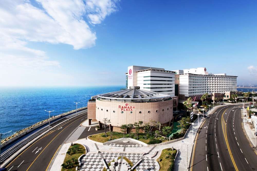 Ramada Plaza Jeju Ocean Front - Khách sạn gần biển ở Jeju