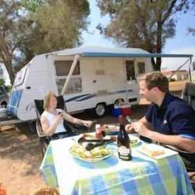 Primary image1霍舍姆假日公園營地 (原威米拉湖房車公園),圣迈克尔和约翰小学飯店