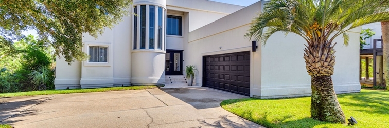 อื่นๆ Luxe Gulf Breeze Home w/ Patios - 4 Mi to Beaches!