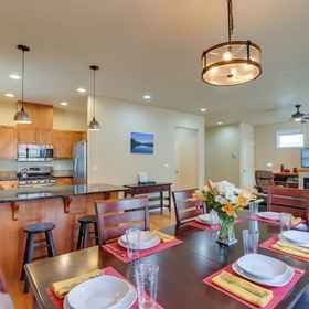 Interior 1 Bend Getaway w/ Private Hot Tub, Patio & Grill!, Pilot Butte State Park Hotels