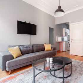 Room 1 Chic Flat With Balcony 5 min to Taksim Sq, İstiklal Avenue Hotels