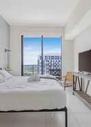 Room Modern Downtown Doral One-Bedroom Apt