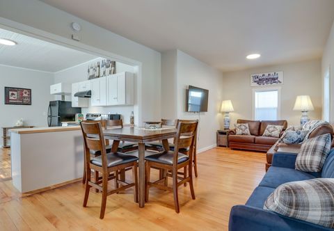 Others Lafayette Townhome: Cozy Retreat w/ Private Patio