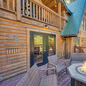 Interior1近河流的寬敞帕克伍德小木屋,附熱水浴缸,刘易斯县飯店