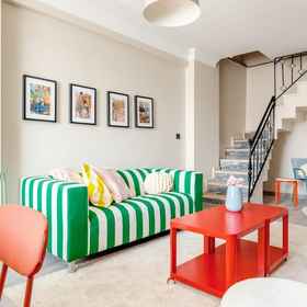 Room 1 ดูปล็กซ์สดใสพร้อมระเบียง 2 นาทีถึงห้างสรรพสินค้า Cevahir, โรงแรม & ที่พัก ESA Espor Arena