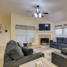 Interior 1 Covered Patio & Large Yard: Mansfield Home, Tarrant County Hotels