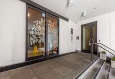 Others 7 Central & Modern 2-Bedroom Apartment