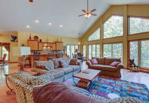 Others Fairfield Bay Retreat w/ Fireplaces & Lake Access