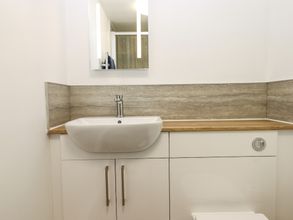 Lain-lain 4 Bumblebee Cottage