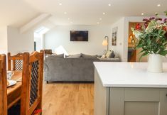 Lain-lain 2 Bumblebee Cottage