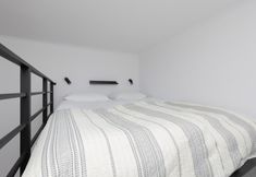 Others 2 Aleja Wyzwolenia Studio by Renters