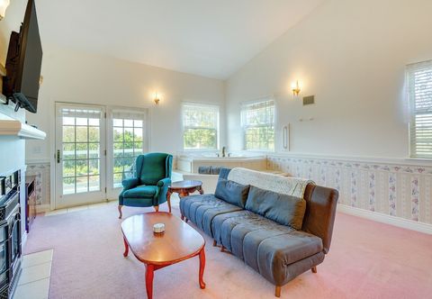 その他 Ocean Shores Condo w/ Private Tub < 1 Mi to Beach!