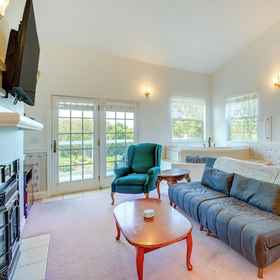 Primary image1海濱共管公寓,附私人浴缸,距海灘不到 1 英里,448 Olympic View Ave NE飯店