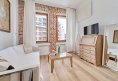 Others 3 Studio z Antresolą by Renters