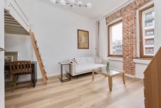 Others Studio z Antresolą by Renters