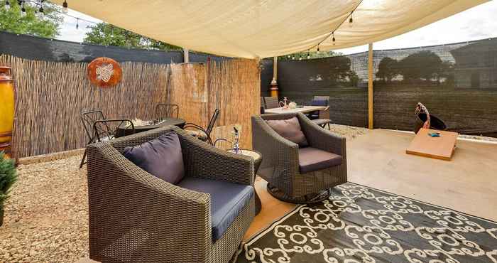 Lainnya Chic Oklahoma Retreat w/ Patio, Bar & Fire Pits!