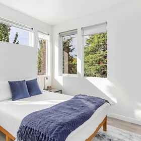 Primary image 1 Vhagar's Valyria's Vista, Hotel Perpustakaan Umum Seattle