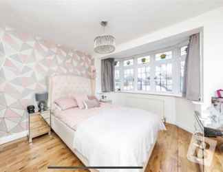 Lainnya 2 Stunning 4-bed House in Gidea Park