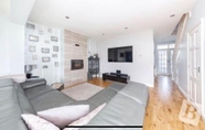 Lain-lain 4 Stunning 4-bed House in Gidea Park