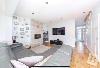 Lain-lain 4 Stunning 4-bed House in Gidea Park