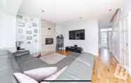Others 4 Stunning 4-bed House in Gidea Park
