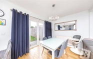 Lain-lain 7 Stunning 4-bed House in Gidea Park