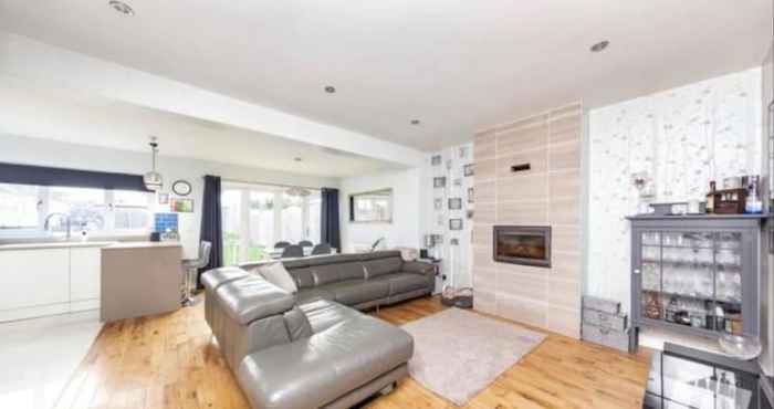 Khác Stunning 4-bed House in Gidea Park