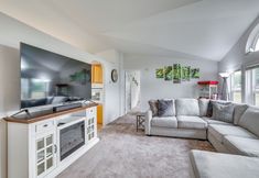 Lain-lain 4 Secluded Port Angeles Home w/ Deck & Gas Grill!