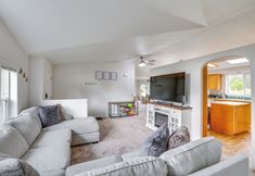 Lain-lain 5 Secluded Port Angeles Home w/ Deck & Gas Grill!