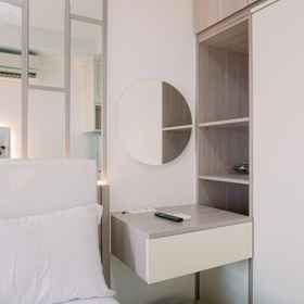 Room 1 Homey And Cozy Stay Studio Belmont Residence Puri Apartement, Khách sạn BLOOM NGOPI WEST DINER