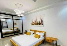 Others 2 Room in Apartment - Large Bedroom With Small Work Area