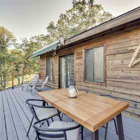 Interior 1 On-site Winery & Tasting Room: Oregon Bungalow!, Jackson County Hotels