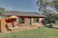 Others Cozy Central Point Bungalow on Working Winery!