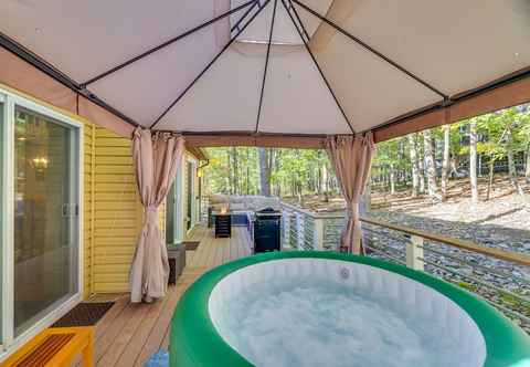 อื่นๆ Forest-view Poconos Cabin w/ Seasonal Hot Tub!